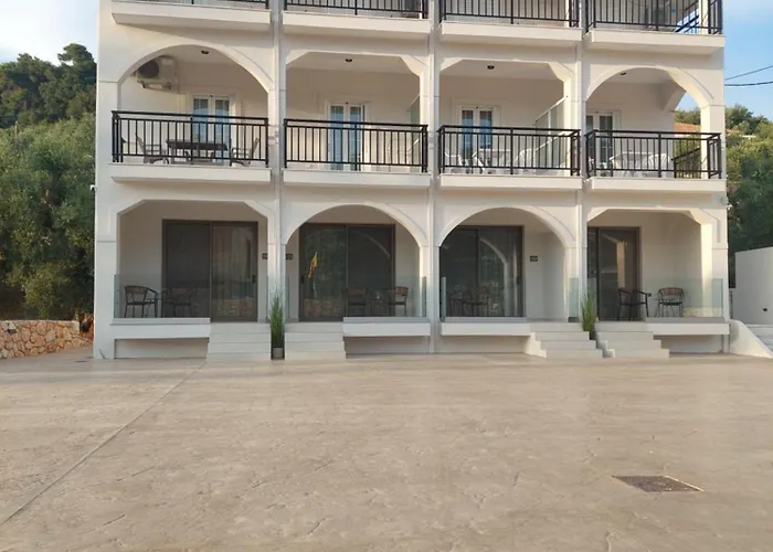 Avra Hotel *