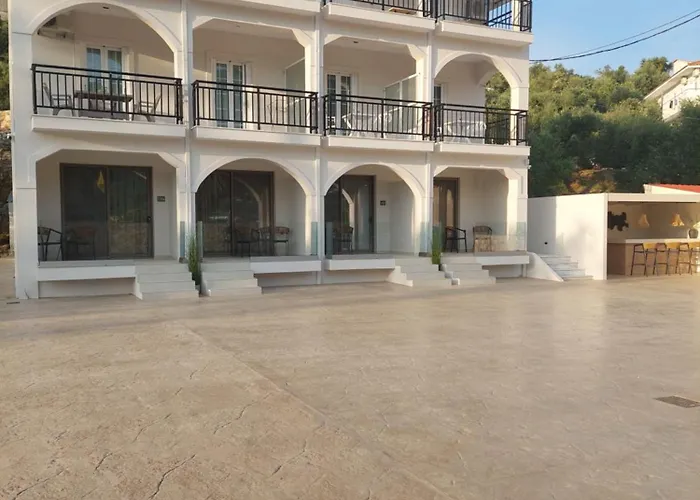 Hotel Avra *