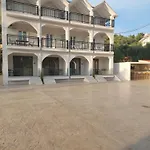 Hotel Avra *