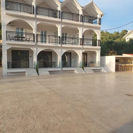 Hotel Avra *